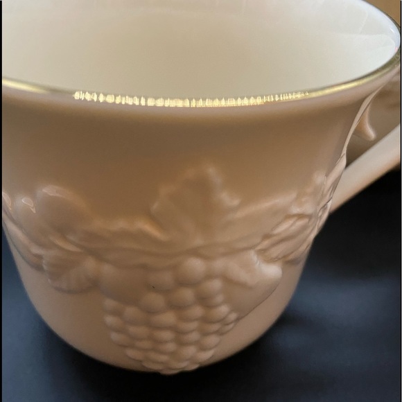 💥SOLD💥 EUC Lenox Cream Colored and Gold Grape Design Mugs - Picture 2 of 8